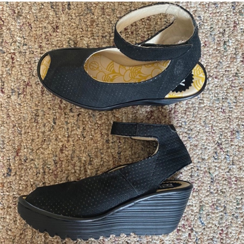 Edgy Fly London black wedges